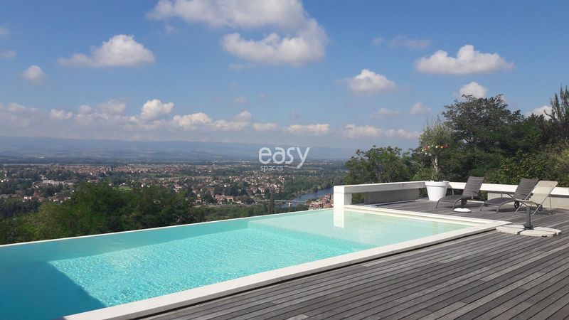 Swimming pool with an expansive urban view, ideal for professional photo and video shooting sessions